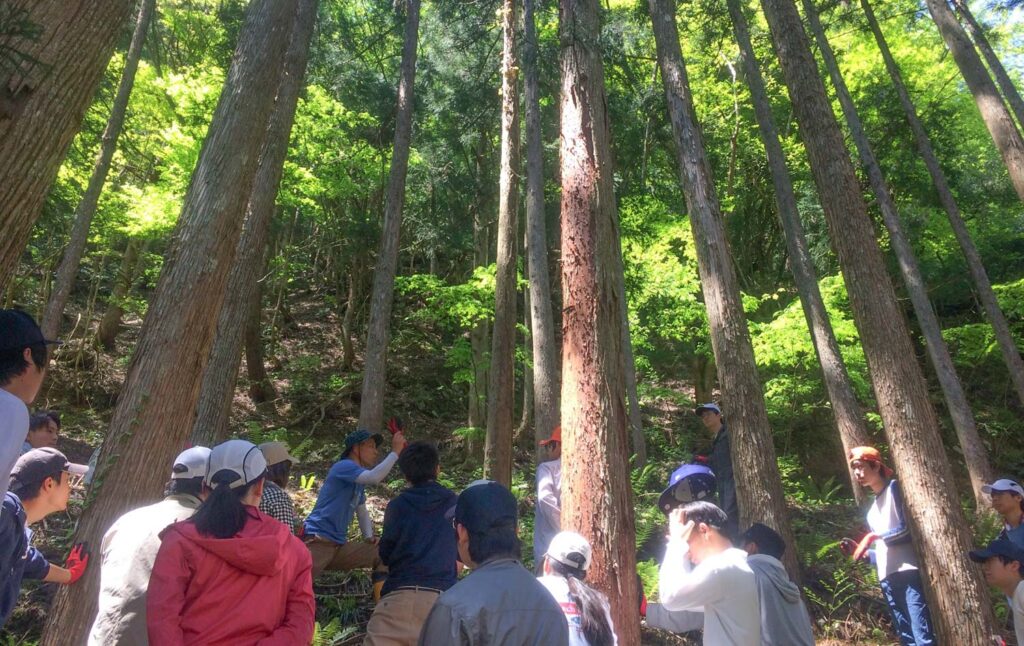 生徒たちが話し合うイメージ